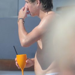 Niall Horan de One Direction, sin camiseta en Marbella