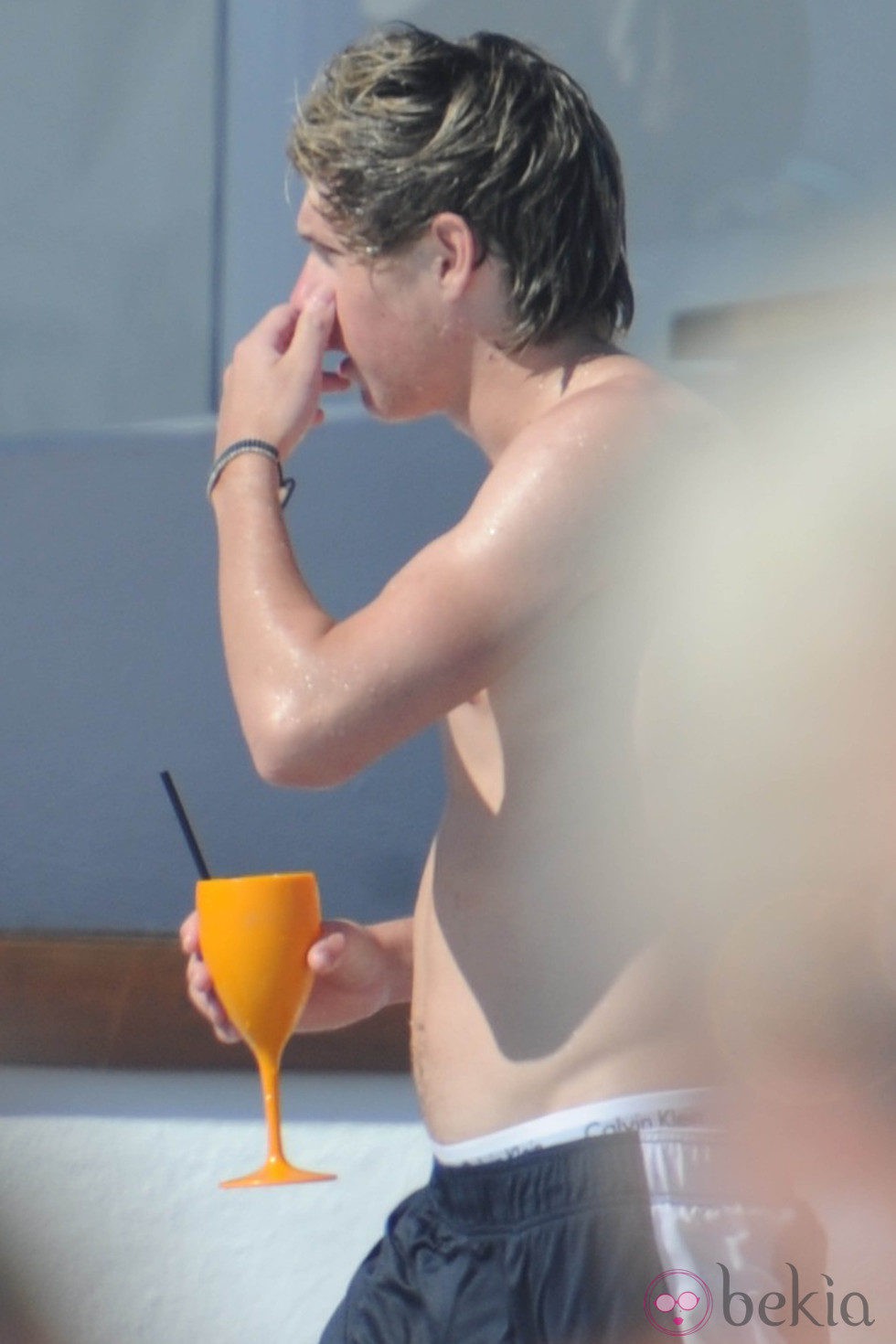 Niall Horan de One Direction, sin camiseta en Marbella