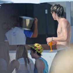 Niall Horan con el torso desnudo en Marbella, España