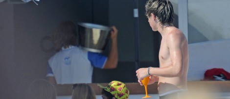 Niall Horan con el torso desnudo en Marbella, España