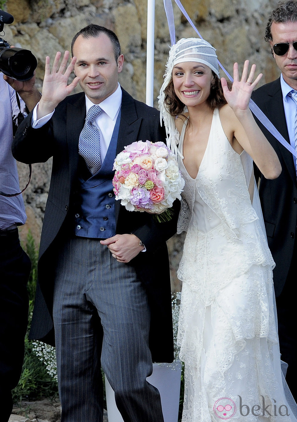 Andrés Iniesta y Anna Ortiz saludan a la prensa el día de su boda