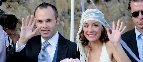 Andrés Iniesta y Anna Ortiz saludan a la prensa el día de su boda