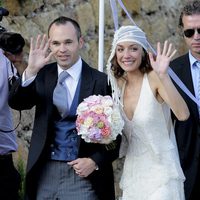 Andrés Iniesta y Anna Ortiz saludan a la prensa el día de su boda