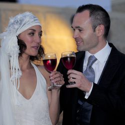 Andrés Iniesta y Anna Ortiz brindando el día de su boda