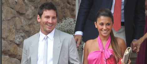 Leo Messi y Antonella Roccuzzo llegando a la boda de Andrés Iniesta y Anna Ortiz