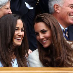 Las hermanas Pippa y Kate Middleton comparten confidencias en la final de Wimbledon