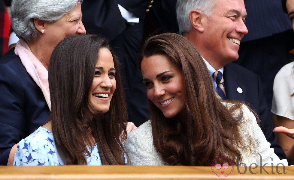 Las hermanas Pippa y Kate Middleton comparten confidencias en la final de Wimbledon