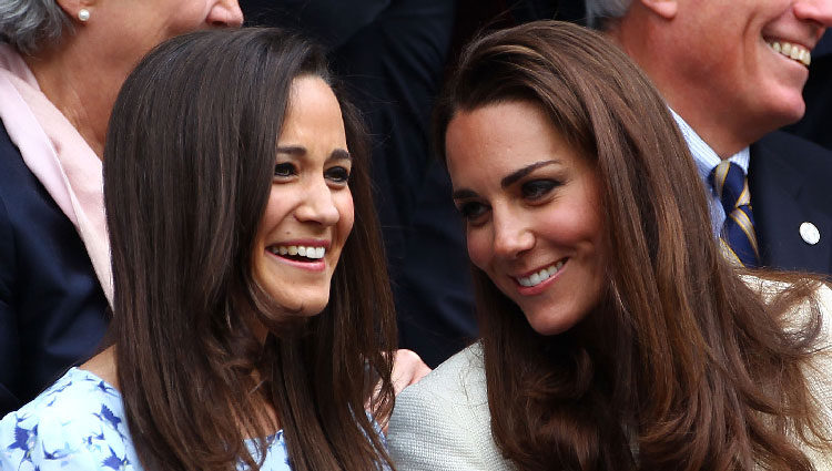 Las hermanas Pippa y Kate Middleton comparten confidencias en la final de Wimbledon