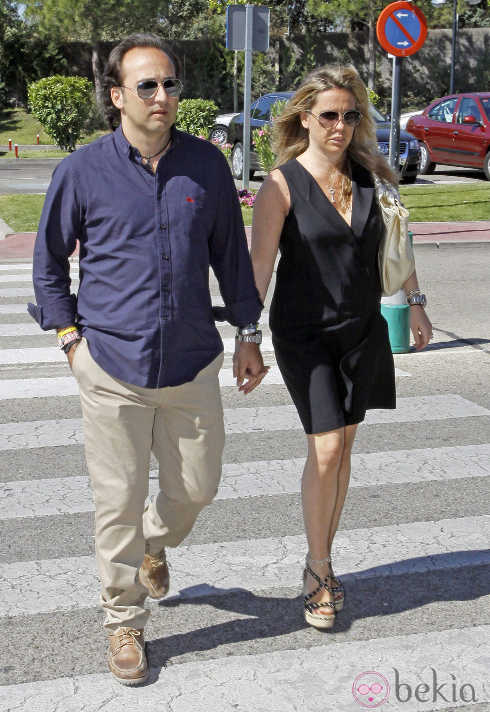 Iker Jiménez y su mujer, Carmen Porter, en el funeral de Pedro Rodríguez