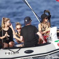 Paris Hilton en lancha en Ibiza