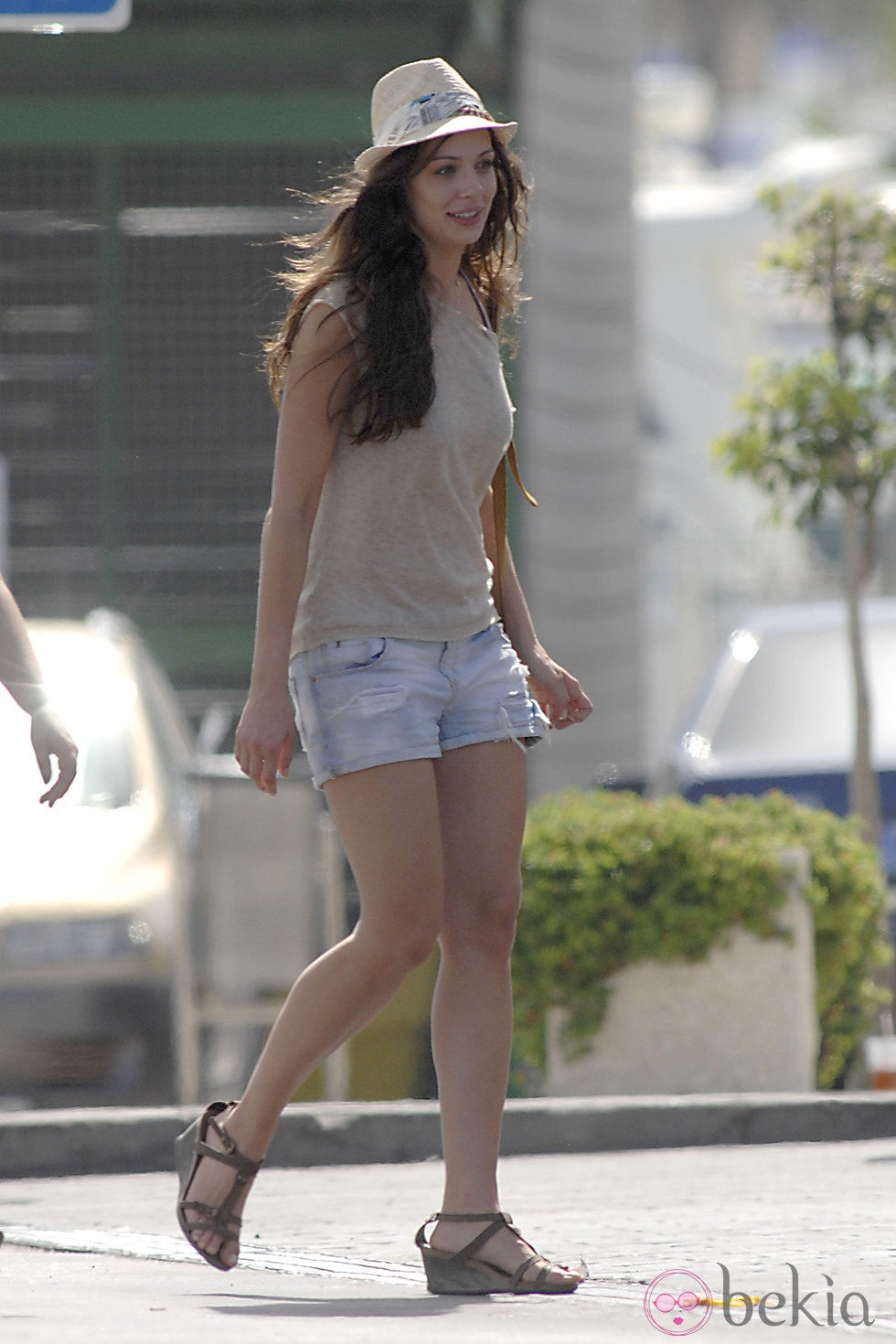 Eva González paseando por las calles de Estepona