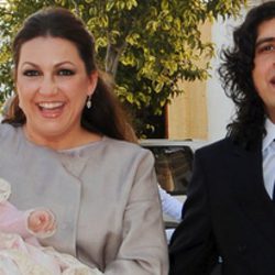 Niña Pastori y Chaboli en el bautizo de su primera hija Pastora