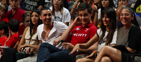 Christian Gálvez, Almudena Cid y Canco Rodríguez viendo a la selección de baloncesto