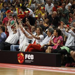 La infanta Elena hace la ola a la Selección de Baloncesto