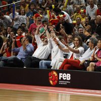 La infanta Elena hace la ola a la Selección de Baloncesto