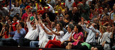 La infanta Elena hace la ola a la Selección de Baloncesto