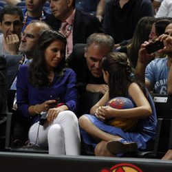 Ana Pastor y su marido Antonio García Ferreras viendo a la Selección de Baloncesto