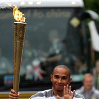 Lewis Hamilton portando la antorcha olímpica para los JJ.OO de Londres 2012