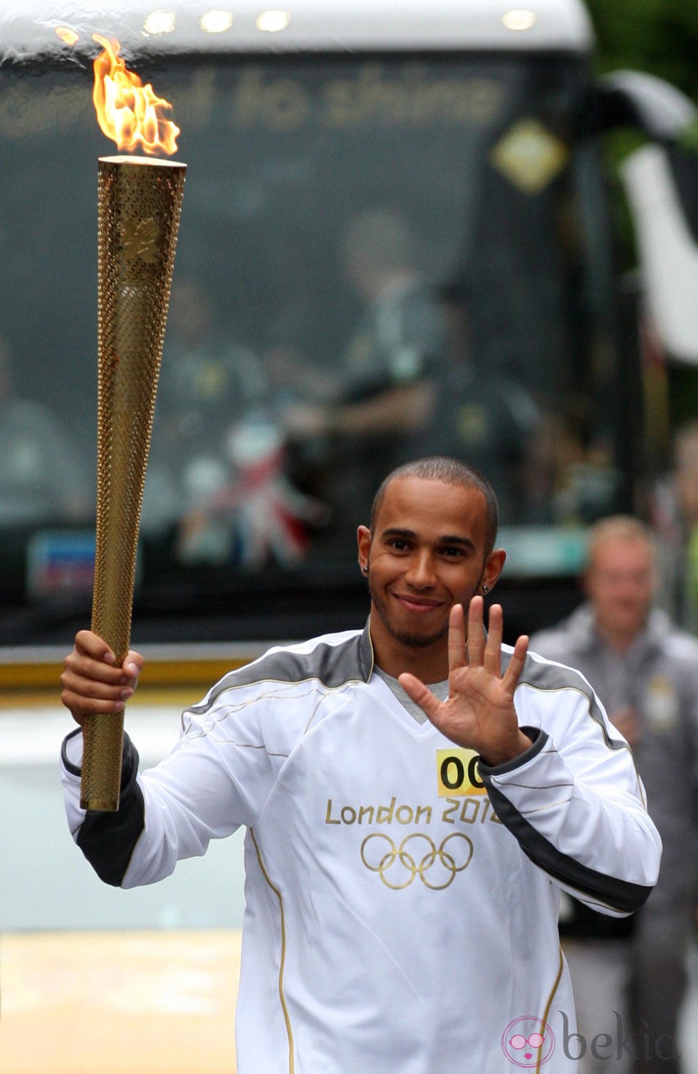 Lewis Hamilton portando la antorcha olímpica para los JJ.OO de Londres 2012