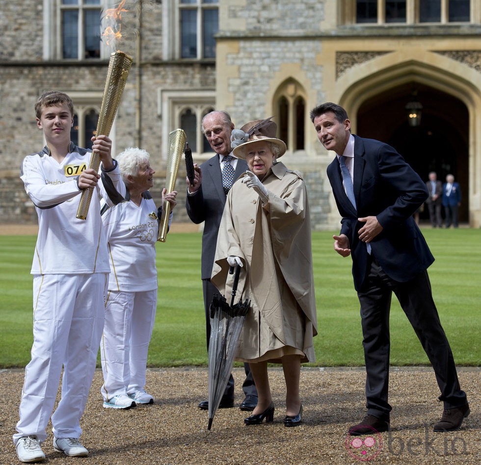 La Reina Isabel II de Inglaterra junto a la antorcha Olímpica de los JJ.OO de Londres 2012