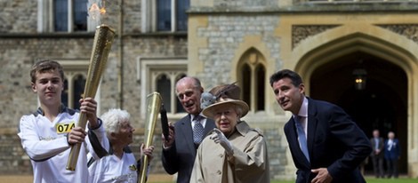 La Reina Isabel II de Inglaterra junto a la antorcha Olímpica de los JJ.OO de Londres 2012