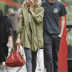 Sienna Miller y su pareja Tom Sturridge