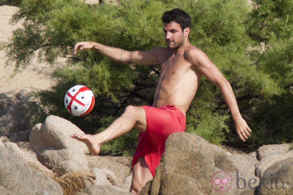 Cesc Fábregas no olvida el fútbol durante sus vacaciones en Cerdeña