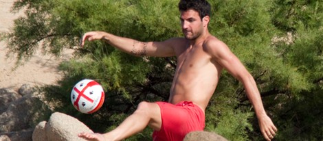 Cesc Fábregas no olvida el fútbol durante sus vacaciones en Cerdeña