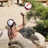 Cesc Fábregas y Daniella Semaan juegan con el balón de vacaciones en Cerdeña