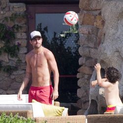 Cesc Fábregas con el hijo de Daniella Semaan en Cerdeña