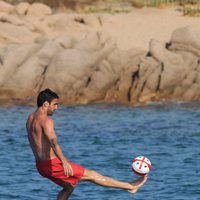 Cesc Fábregas jugando al fútbol en el agua en Cerdeña