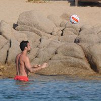 Cesc Fábregas jugando con el hijo de Daniella Semaan durante sus vacaciones en Cerdeña