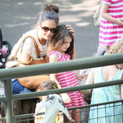 Katie Holmes y Suri en el zoo