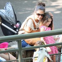 Katie Holmes y Suri en el zoo