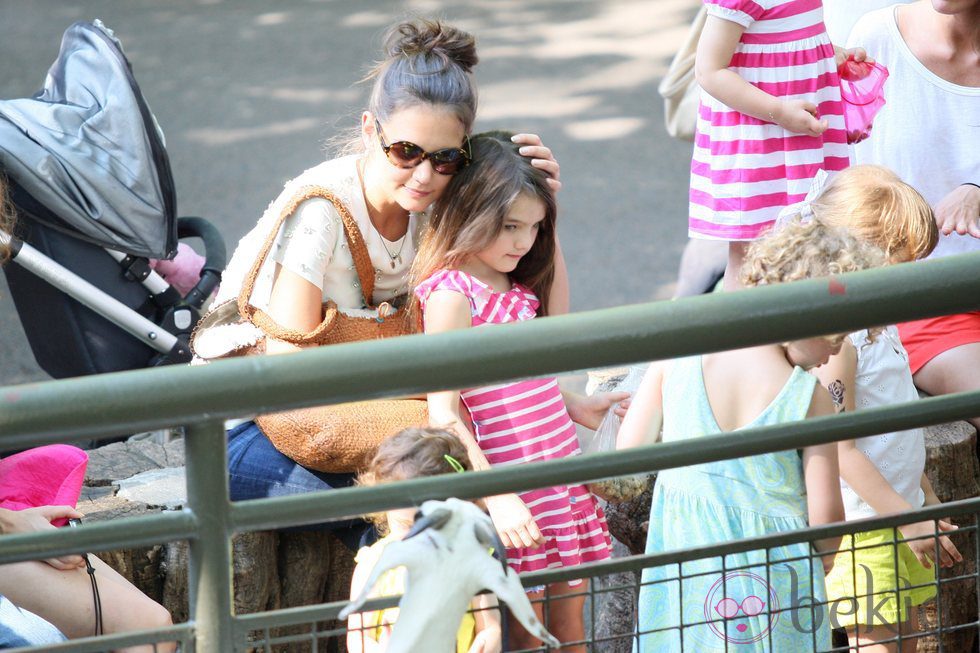 Katie Holmes y Suri en el zoo