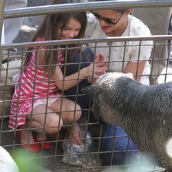 Katie Holmes y Suri dan de comer a los animales