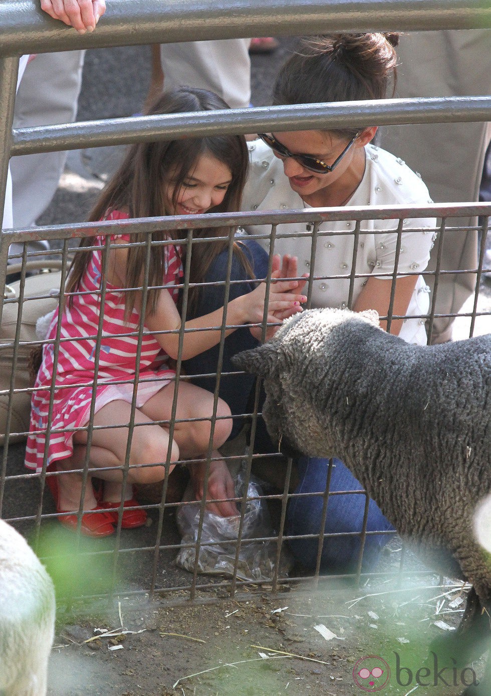 Katie Holmes y Suri dan de comer a los animales