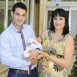 Irene Villa y  Juan Pablo Lauro presentan a su hijo Carlos