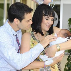 Irene Villa y Juan Pablo Lauro con su hijo Carlos