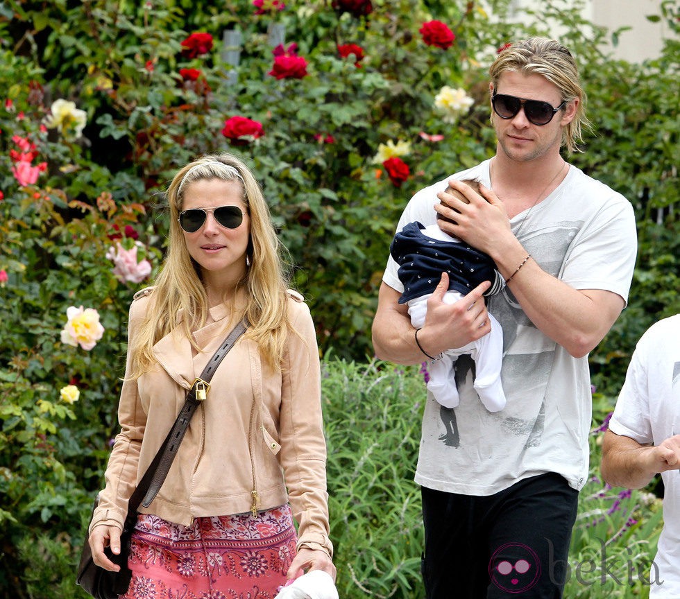 Elsa Pataky y Chris Hemsworth con su hija India Rose paseando por Santa Mónica