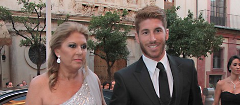 Sergio Ramos con su madre en la boda de su hermana Miriam