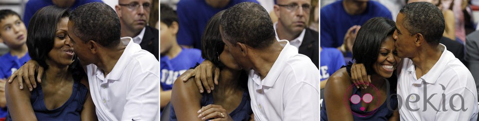 Barack y Michelle Obama se dan un beso