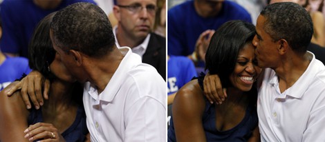 Barack y Michelle Obama se dan un beso