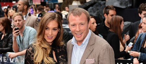 Guy Ritchie y Jacqui Ainsley en el estreno de 'El caballero oscuro: la leyenda renace' en Londres