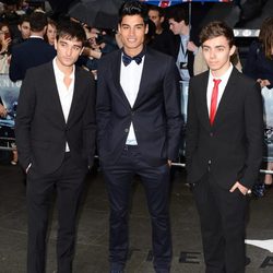 Tom Parker, Siva Kaneswaran y Nathan Sykes en el estreno de 'El caballero oscuro: la leyenda renace' en Londres