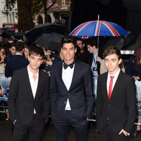 Tom Parker, Siva Kaneswaran y Nathan Sykes en el estreno de 'El caballero oscuro: la leyenda renace' en Londres