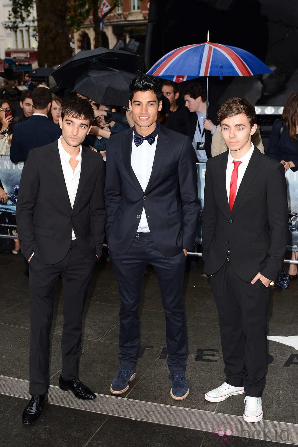 Tom Parker, Siva Kaneswaran y Nathan Sykes en el estreno de 'El caballero oscuro: la leyenda renace' en Londres