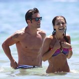 David Bustamante y Paula Echevarría, divertido chapuzón en Ibiza