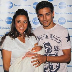 Jesús Navas y su mujer Alejandra presentan a su primer hijo