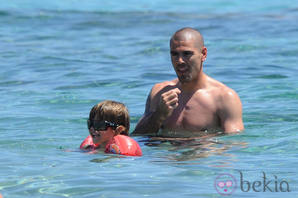 Víctor Valdés juega con su hijo durante sus vacaciones en Cerdeña